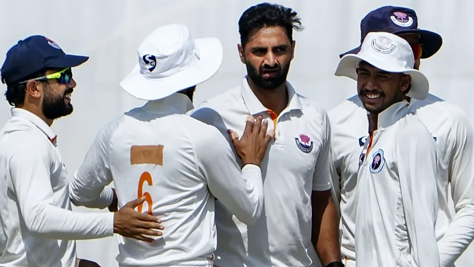 Bad Light, Worse Luck: Heaphy’s Grit Leaves India A Gasping